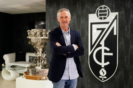 Pepe Boada posa junto a un trofeo de la entidad rojiblanca (PEPE VILLOSLADA / GCF) Pepe Boada posa junto a un trofeo de la entidad rojiblanca (PEPE VILLOSLADA / GCF)