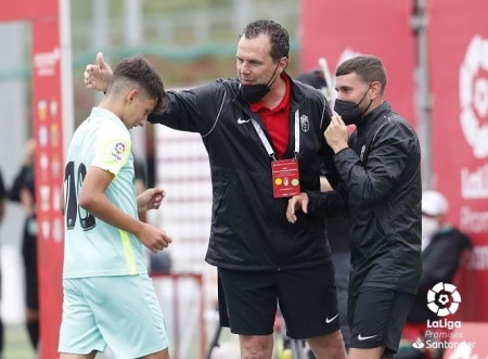 Alberto Salazar anima a uno de sus jugadores (GRANADA CF) Alberto Salazar anima a uno de sus jugadores (GRANADA CF)