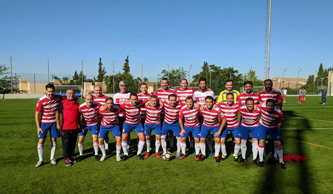 La Asociación de Veteranos del Granada CF, durante un partido amistoso celebrado hace varias temporadas (VETERANOS GRANADA CF)