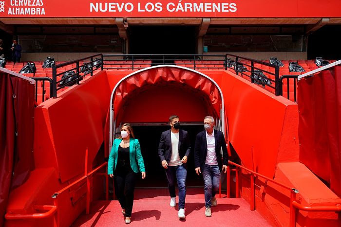 Robert Moreno salta al césped de `Los Cármenes` junto a Patricia Rodríguez y Pep Boada para ser presentado como nuevo entrenador (PEPE VILLOSLADA / GCF)