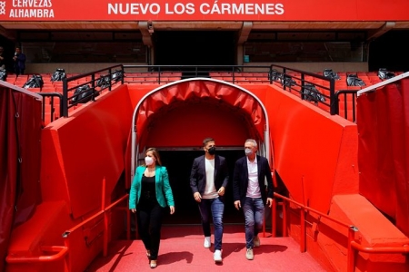 Robert Moreno salta al césped de `Los Cármenes` junto a Patricia Rodríguez y Pep Boada para ser presentado como nuevo entrenador (PEPE VILLOSLADA / GCF) Robert Moreno salta al césped de `Los Cármenes` junto a Patricia Rodríguez y Pep Boada para ser presentado como nuevo entrenador (PEPE VILLOSLADA / GCF)