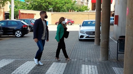 Robert Moreno, acompañado por Patricia Rodríguez a su llegada al estadio (FRAN CALVO)