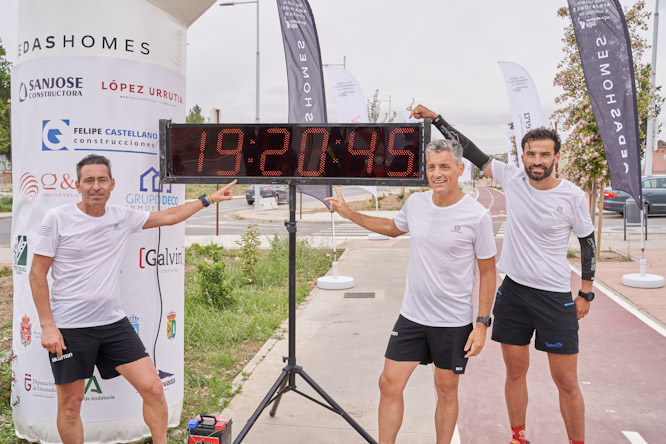 Los tres Runners que han logrado el reto (AEDAS HOMES)