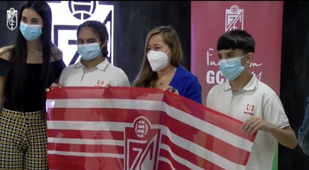 Patricia Rodríguez junto a los premiados durante la gala del Concurso de relatos cortos (GCF TV) Patricia Rodríguez junto a los premiados durante la gala del Concurso de relatos cortos (GCF TV)