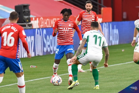 Domingos Quina, a excepción de dos buenos goles, pasó sin pena ni gloria por el `Nuevo Los Cármenes` (JOSÉ M. BALDOMERO) Domingos Quina, a excepción de dos buenos goles, pasó sin pena ni gloria por el `Nuevo Los Cármenes` (JOSÉ M. BALDOMERO)
