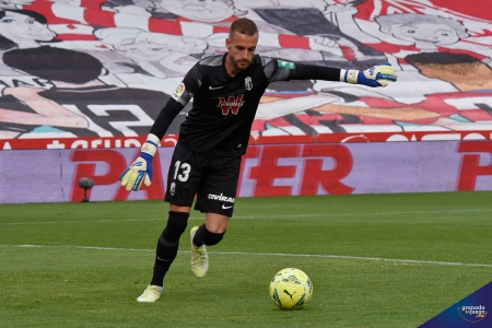Aarón Escandell terminó jugando como titular y mostrando un gran nivel (JOSÉ M. BALDOMERO) Aarón Escandell terminó jugando como titular y mostrando un gran nivel (JOSÉ M. BALDOMERO)