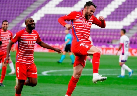 Quini celebra su golazo en Valladolid, que le dio la permanencia virtual al Granada en el tramo final del liga (GCF) Quini celebra su golazo en Valladolid, que le dio la permanencia virtual al Granada en el tramo final del liga (GCF)