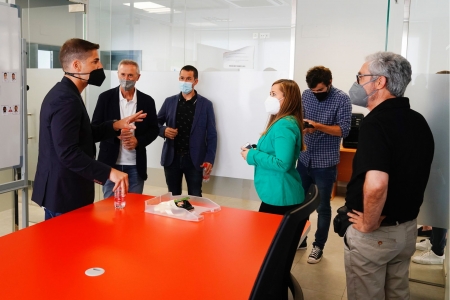Robert Moreno, junto a Pep Boada y Patricia Rodríguez, durante la visita a la Ciudad Deportiva el día de su presentación (PEPE VILLOSLADA / GCF) Robert Moreno, junto a Pep Boada y Patricia Rodríguez, durante la visita a la Ciudad Deportiva el día de su presentación (PEPE VILLOSLADA / GCF)