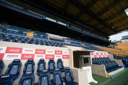 Los banquillos de `La Cerámica`, donde Robert Moreno dirigirá su primer partido como técnico de LaLiga (ATHLETIC CLUB)