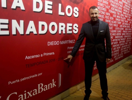 Antes de marcharse, Diego Martínez pudo contemplar, el pasado mes de diciembre, su rostro en la `Puerta de los Entrenadores´ (JOSÉ VELASCO / GRJ)