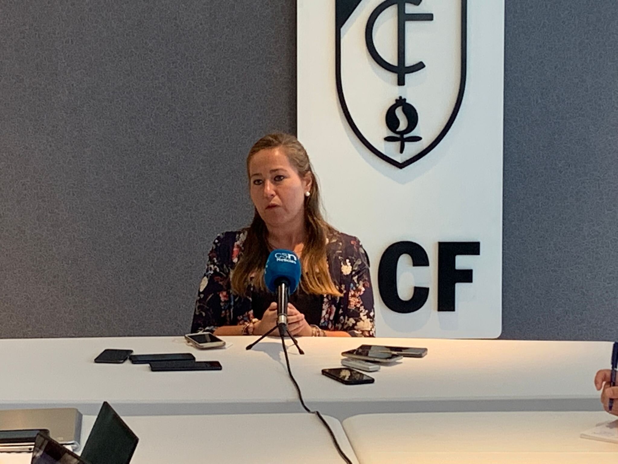 Patricia Rodríguez aseguró en el encuentro mantenido con la prensa que ningún jugador del Granada ha pedido salir (JOSÉ VELASCO / GRJ)