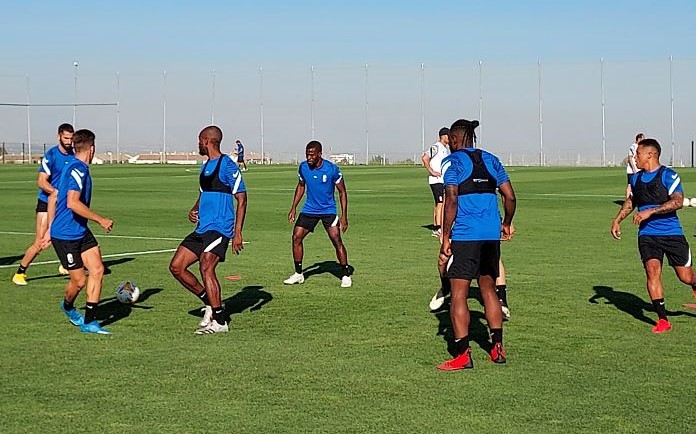 Azeez, en el centro de la imagen, durante el rondo realizado esta mañana en la Ciudad Deportiva (FRAN CALVO)