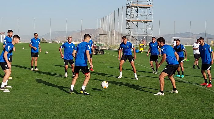 Monchu, dentro en el rondo, durante el entrenamiento de ayer con su nuevo equipo (FRAN CALVO)