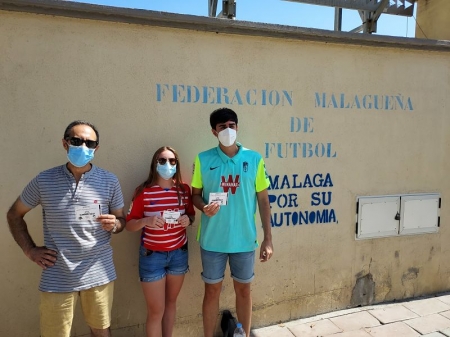 Aficionados granadinistas posan satisfechos con su entrada a las puertas de la Ciudad Deportiva de la RFAF de Málaga (FRAN CALVO)