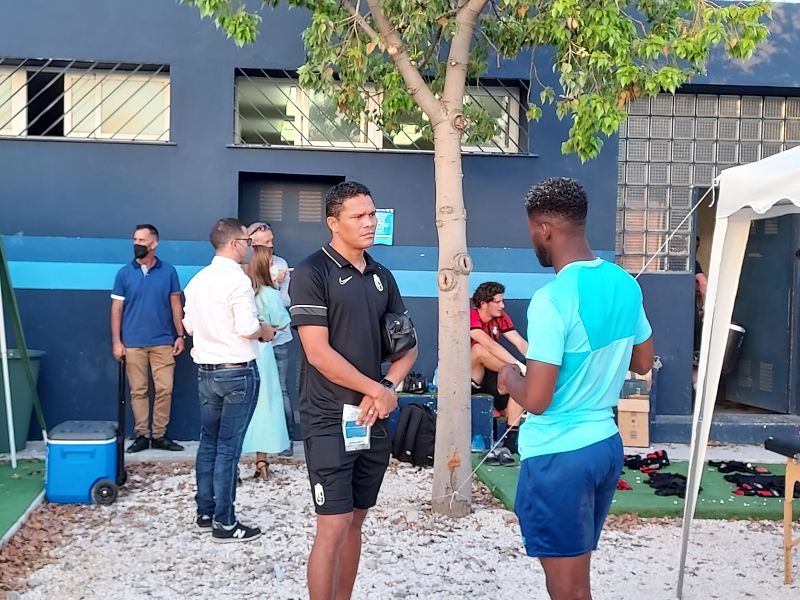 Carlos Bacca, al término del encuentro de ayer, charla con un futbolista del Bournemouth (FRAN CALVO)