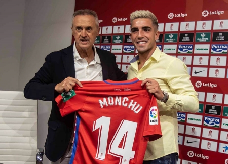 Moncho posa junto a Pep Boada con la camiseta nazarí (JOSÉ VELASCO)