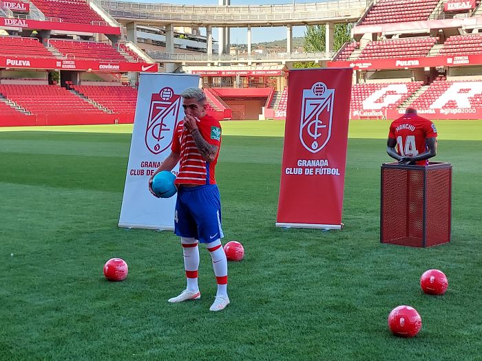 Monchu se besa el escudo del Granada durante la presentación (FRAN CALVO)