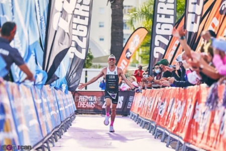 Luis Miguel Ruiz finalizando un Ironman