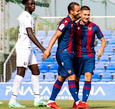 Soldado celebra su primer gol con la camiseta del Levante ayer (UD LEVANTE)