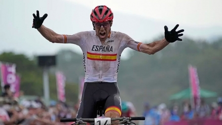 David Valero celebra la tercera plaza en la línea de meta David Valero celebra la tercera plaza en la línea de meta