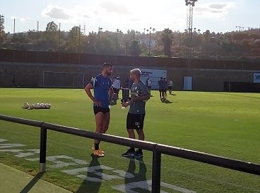 Gonalons y Banega charlan al término de la sesión en el Marbella Football Center (FRAN CALVO)