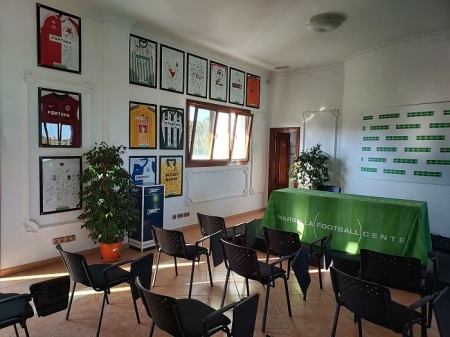 Sala de prensa del Marbella Football Center, donde están expuestas algunas camisetas de los clubes que lo han visitado (FRAN CALVO)