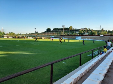 El campo anexo al de entrenamiento del Granada albergó el Las Palmas - Wolverhampton mientras trabajaba el conjunto de Robert Moreno (FRAN CALVO)