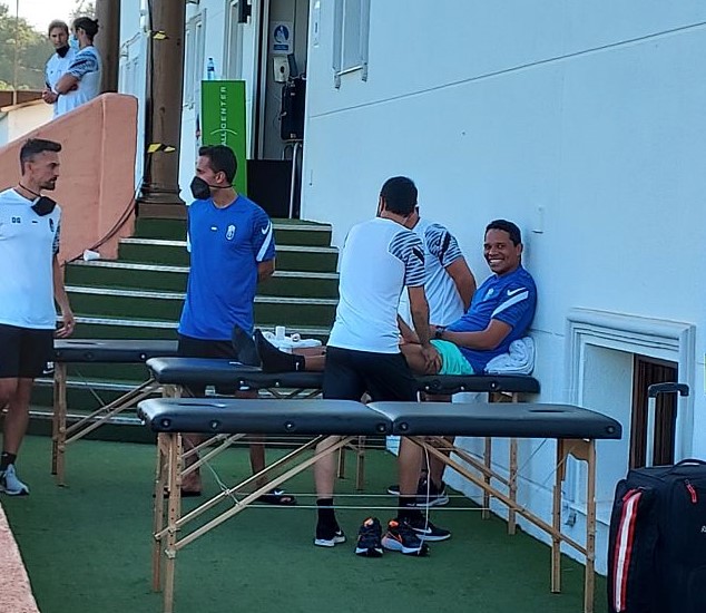 Bacca y Montoro fueron tratados por los fisios del club mientras se disputaba el duelo ante el Espanyol en el Marbella Football Center (FRAN CALVO)