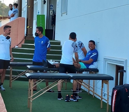 Bacca y Montoro fueron tratados por los fisios del club mientras se disputaba el duelo ante el Espanyol en el Marbella Football Center (FRAN CALVO)
