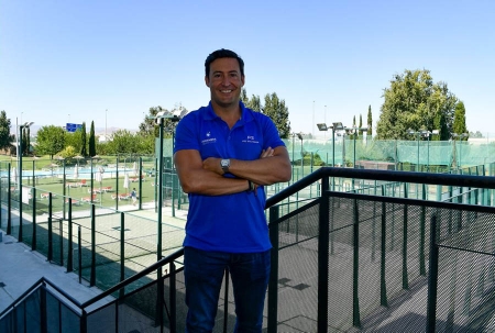 Pío Salvador posa en los exteriores de la instalación deportiva 