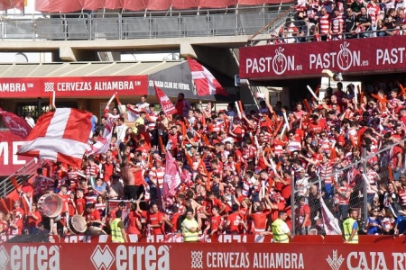 Los abonados del Granada podrán recoger su carnet físico en las taquillas del estadio a partir de hoy (JOSÉ M. BALDOMERO)