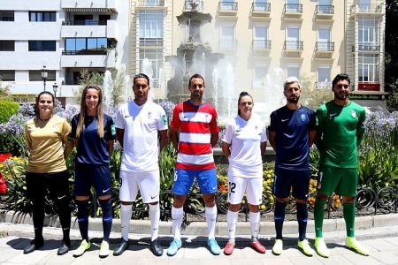 Imagen del acto de presentación de las camisetas de la temporada 2019/20 en la Fuente de las Batallas (GRJ)