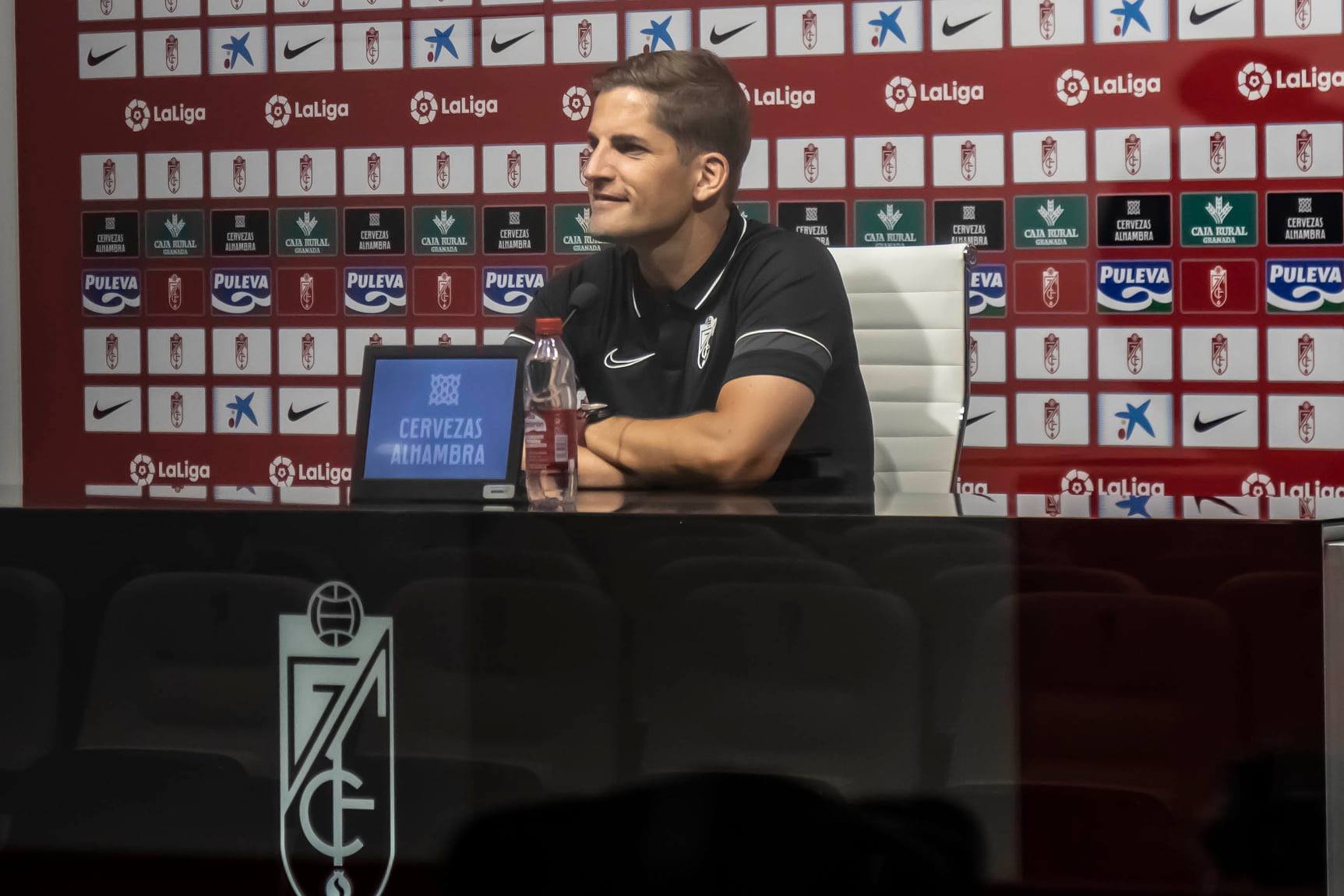 Robert Moreno, durante la rueda de presa post partido del Trofeo Ciudad de Granada (GRJ)