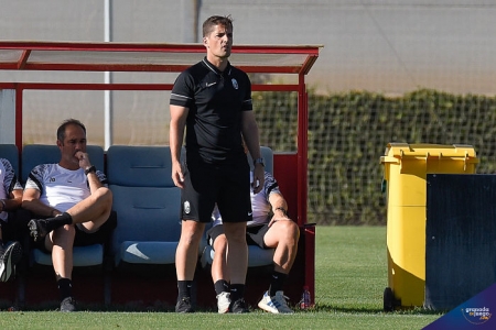 Robert Moreno, durante el Granada - Linares en la Ciudad Deportiva (JOSÉ M. BALDOMERO)
