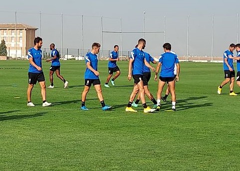 Parte de jugadores del Granada, entre ellos Gonalons, durante el calentamiento en el entrenamiento de hoy (FRAN CALVO)
