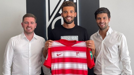 Luis Maximiano, en el centro, con la camiseta del Granada CF (A BOLA) Luis Maximiano, en el centro, con la camiseta del Granada CF (A BOLA)