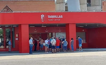 Las taquillas del `Nuevo Los Cármenes` atienden desde esta mañana de forma presencial la tramitación para entrar en el sorteo (FRAN CALVO) Las taquillas del `Nuevo Los Cármenes` atienden desde esta mañana de forma presencial la tramitación para entrar en el sorteo (FRAN CALVO)
