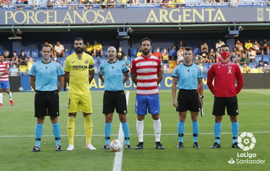 Germán Sánchez, en la foto de los capitanes junto a los árbitros antes de arrancar el Villarreal - Granada de ayer (LALIGA)