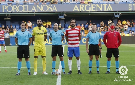 Germán Sánchez, en la foto de los capitanes junto a los árbitros antes de arrancar el Villarreal - Granada de ayer (LALIGA) Germán Sánchez, en la foto de los capitanes junto a los árbitros antes de arrancar el Villarreal - Granada de ayer (LALIGA)