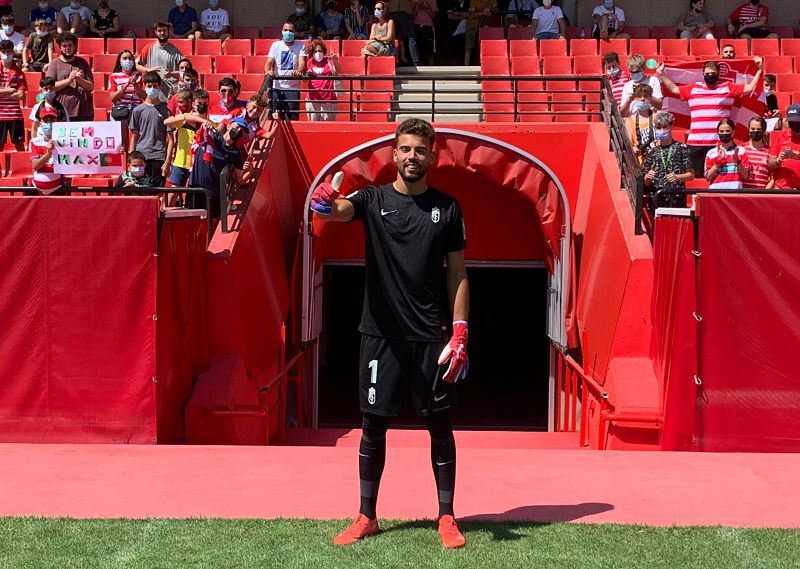 Luís Maximiano ha sido presentado esta mañana como nuevo portero del Granada CF (JOSÉ VELASCO)
