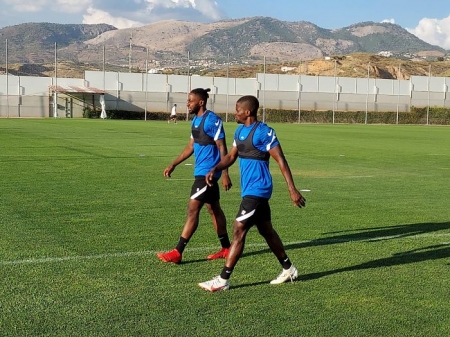 Eteki, junto a Azeez, a su salida al césped de la Ciudad Deportiva (FRAN CALVO)