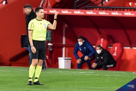 Del Cerro Grande, durante el Celta - Granada del curso pasado, arbitrará el Valencia - Granada del sábado (JOSÉ M. BALDOMERO) Del Cerro Grande, durante el Celta - Granada del curso pasado, arbitrará el Valencia - Granada del sábado (JOSÉ M. BALDOMERO)