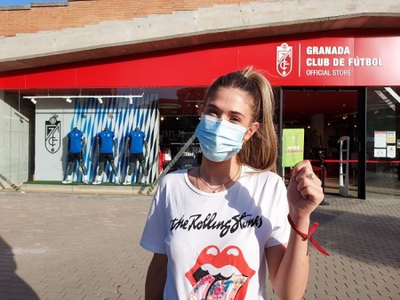 Unos 6.400 abonados tendrán acceso al Granada - Valencia de este sábado. En la imagen, una joven aficionada posa con su carnet de esta temporada (FRAN CALVO) Unos 6.400 abonados tendrán acceso al Granada - Valencia de este sábado. En la imagen, una joven aficionada posa con su carnet de esta temporada (FRAN CALVO)