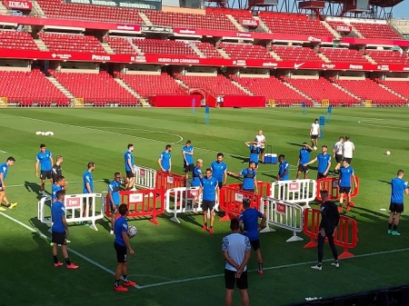 El Granada ha realizado el entrenamiento previo al partido contra el Valencia en el `Nuevo Los Cármenes` (FRAN CALVO) El Granada ha realizado el entrenamiento previo al partido contra el Valencia en el `Nuevo Los Cármenes` (FRAN CALVO)