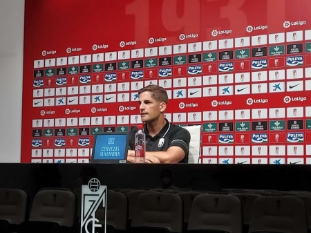 Robert Moreno, durante la rueda de prensa previa al encuentro frente al Valencia (FRAN CALVO) Robert Moreno, durante la rueda de prensa previa al encuentro frente al Valencia (FRAN CALVO)