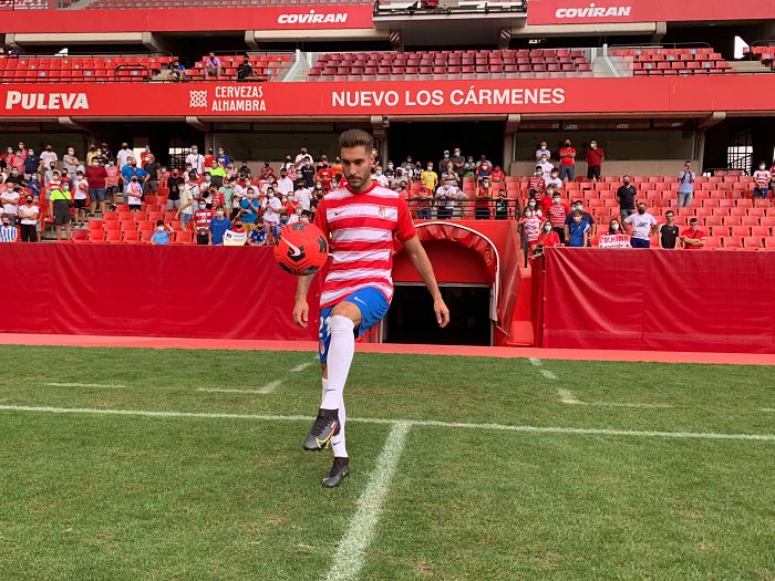 Rubén Rochina ha sido presentado esta mañana como jugador del Granada CF (JOSÉ VELASCO / GRJ)