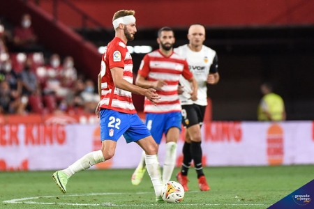 Domingos Duarte, durante el encuentro de la segunda jornada ante el Valencia (JOSÉ M. BALDOMERO)