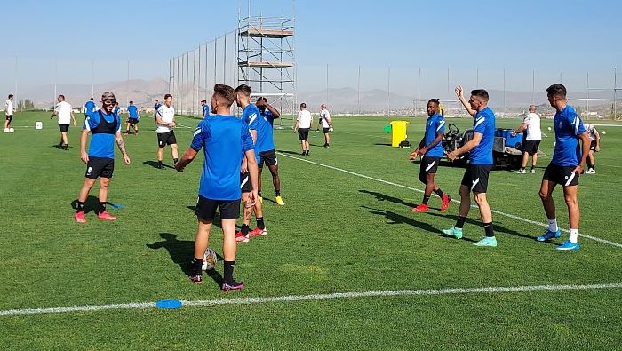 Rondo en el entrenamiento del Granada esta mañana en la Ciudad Deportiva, ya sin Foulquier (FRAN CALVO)