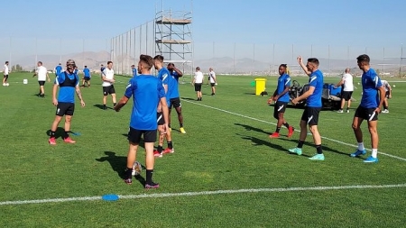 Rondo en el entrenamiento del Granada esta mañana en la Ciudad Deportiva, ya sin Foulquier (FRAN CALVO)