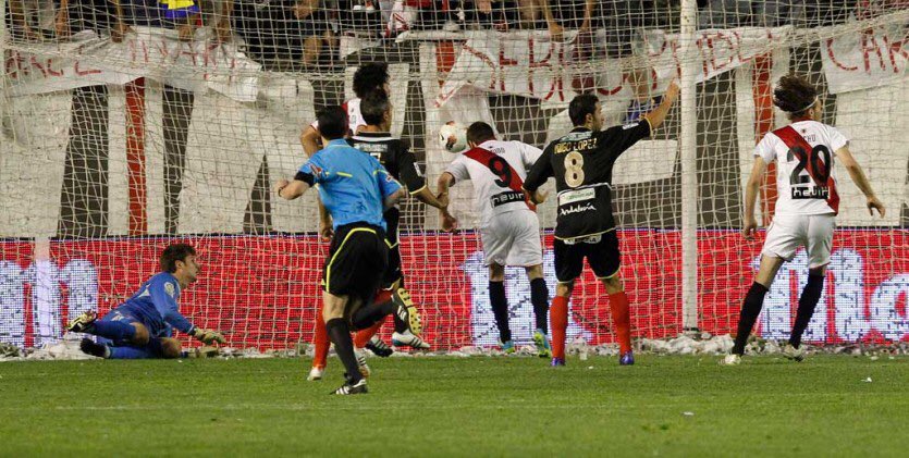 Imagen del gol de Tamudo que dio la salvación al Rayo Vallecano en la temporada 2011/12, donde también lo logró el Granada (MARCA)